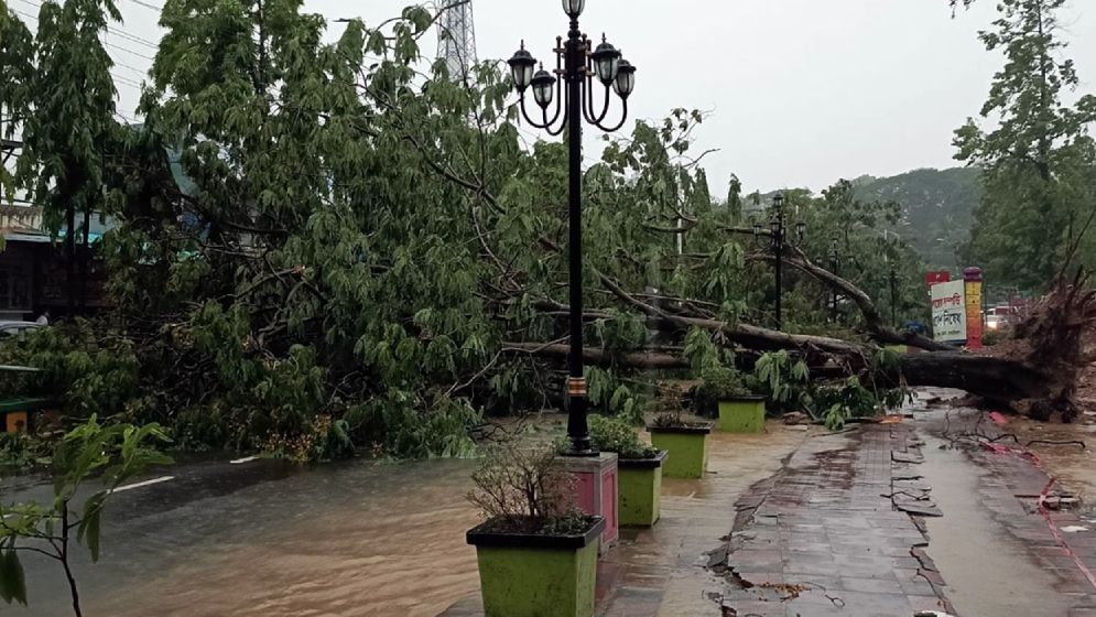 দেশের ১২ অঞ্চলে দুপুরের মধ্যে ঝড়ের পূর্বাভাস