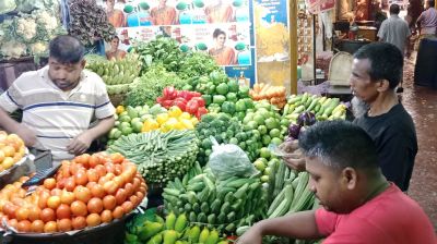 নিত্যপণ্যের দামে আগুন, দিশাহারা ক্রেতারা