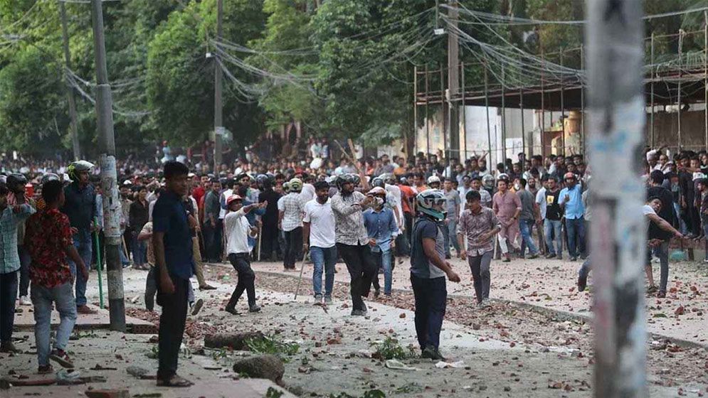 ফের ঢাকা বিশ্ববিদ্যালয়ে পুলিশ-শিক্ষার্থীদের মধ্যে সংঘর্ষ