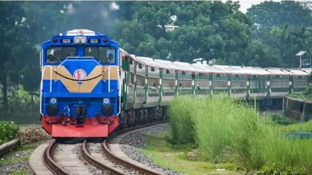 সাড়ে ৫ ঘণ্টা বন্ধ থাকার পর ঢাকার সঙ্গে সারা দেশের ট্রেন চলাচল শুরু