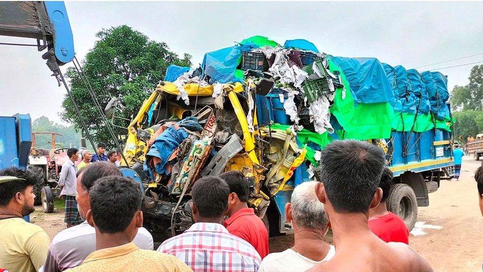 ঘুরতে বের হয়ে প্রাণ গেল ৫ বন্ধুর, গ্রামে শোকের মাতম