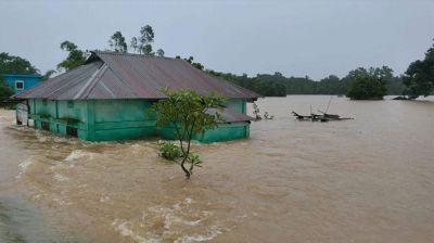 বাঁধ ভেঙে প্লাবিত হচ্ছে নতুন নতুন এলাকা