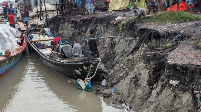 ৩ বছরেও শেষ হয়নি দিঘীরপাড় বাজারের বেড়িবাঁধের কাজ, ৭ দোকান নদীতে বিলীন