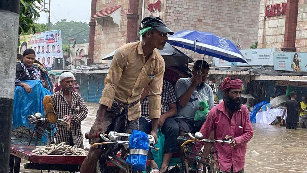 কয়েক ঘণ্টার বৃষ্টিপাতে পানির নিচে নিউমার্কেট