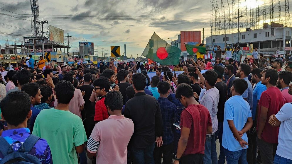 খুলনা-যশোর মহাসড়ক অবরোধ শিক্ষার্থীদের