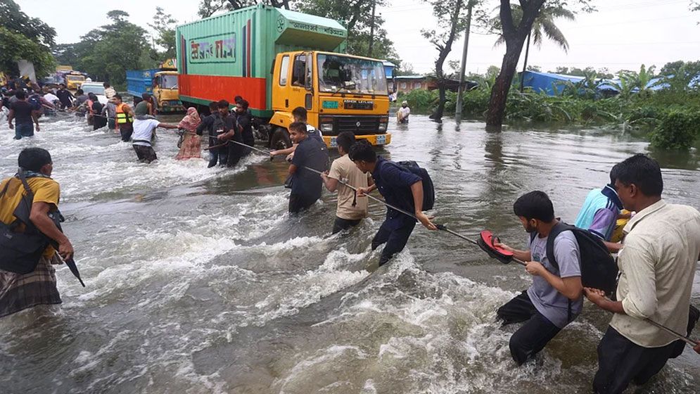 ভয়াবহ বন্যায় বিপর্যস্ত ১২ জেলা, মৃত্যু ৮