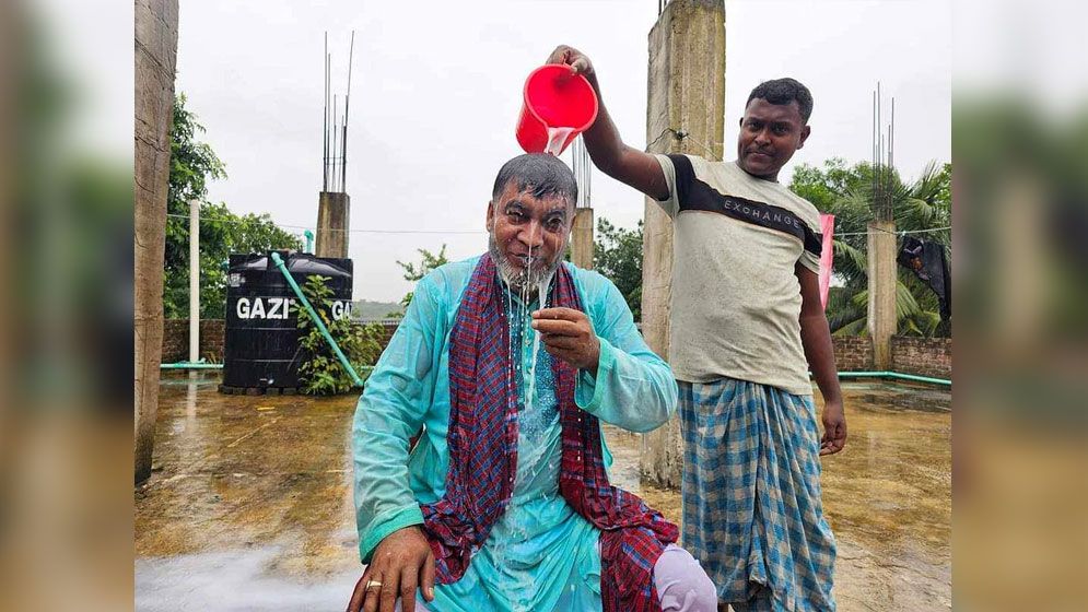 দুধ দিয়ে গোসল করে আওয়ামী লীগ থেকে ইউপি চেয়ারম্যানের পদত্যাগ