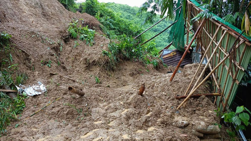 টানা বৃষ্টিতে পাহাড় ধস, চাপা পড়ে একই পরিবারের ৩ জন নিহত