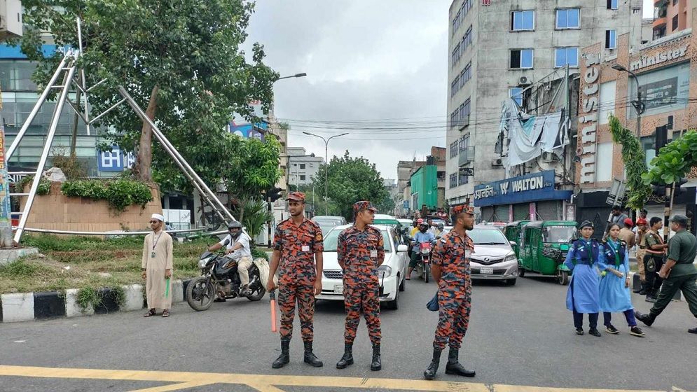 ট্রাফিক নিয়ন্ত্রণে কাজ করছে ফায়ার সার্ভিস