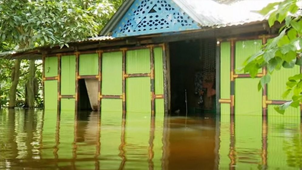 ধীরগতিতে নামছে বন্যার পানি, এখনও পানিবন্দি লাখো মানুষ