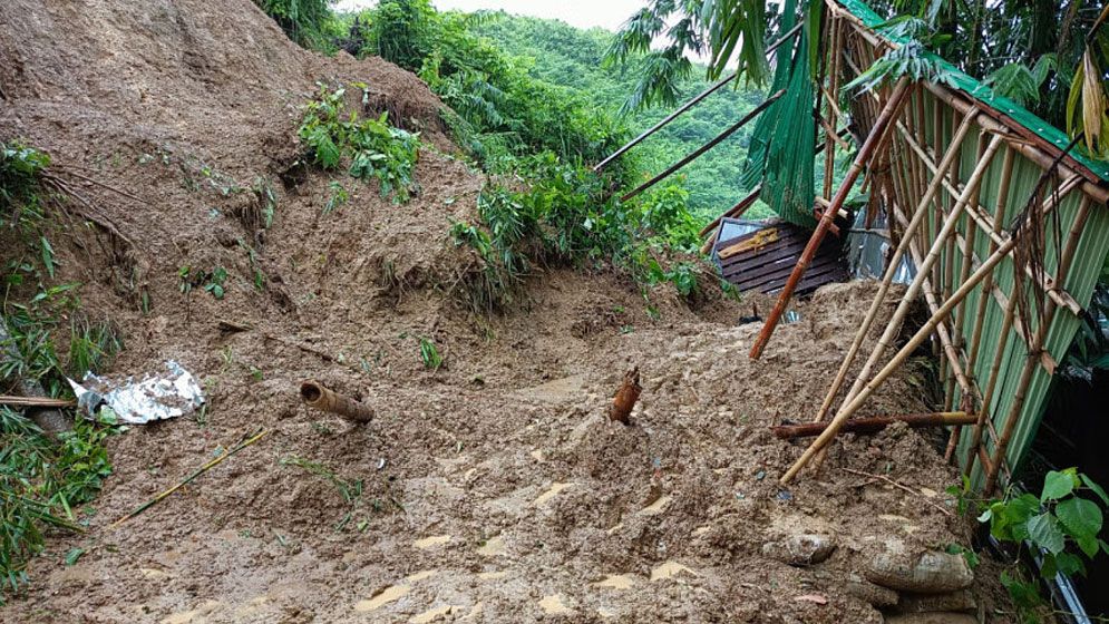 কক্সবাজারে পৃথক পাহাড় ধসে ৬ জনের মৃত্যু