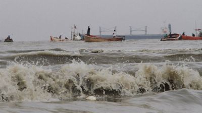 চার সমুদ্রবন্দরে ৩ নম্বর সতর্ক সংকেত