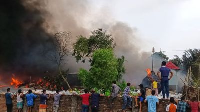 গাজীপুরের বিগবস কারখানায় আগুন দিয়েছে বিক্ষুব্ধ শ্রমিকরা