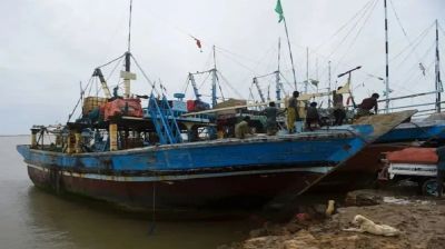 বাংলাদেশের সাগরে মাছ ধরার সময় ভারতীয় ২ ট্রলার ও ৩১ জেলে আটক