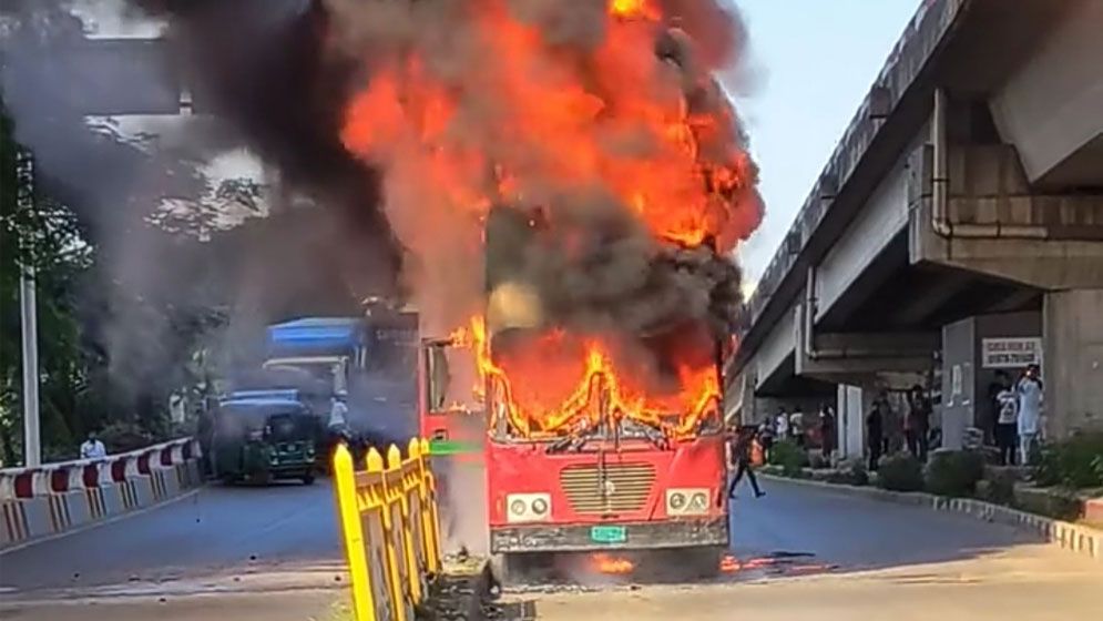 কুড়িলে বিআরটিসি বাসে আগুন