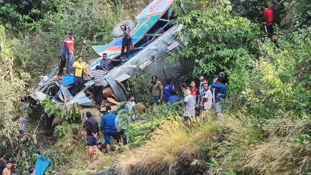 ভারতে নিয়ন্ত্রণ হারিয়ে গভীর খাদে বাস, নিহত ২৩