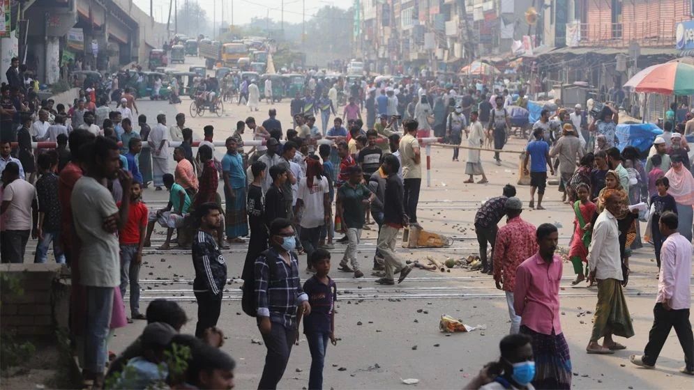 রিকশাচালকেরা সরে যাওয়ায় ট্রেন চলাচল শুরু