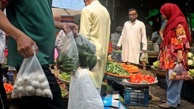 পলিথিন ব্যাগ বন্ধে আজ থেকে অভিযান