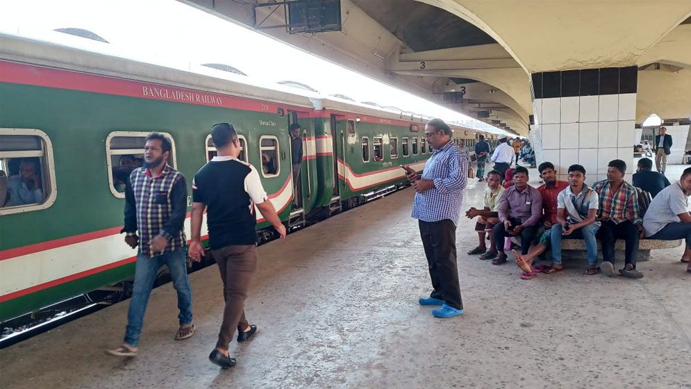 ট্রেন চলাচল বন্ধ থাকায় যাত্রীদের ভোগান্তি