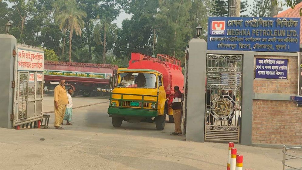 ট্যাংকলরি শ্রমিকদের কর্মবিরতি স্থগিত, খুলনাসহ ১৬ জেলায় তেল সরবরাহ শুরু