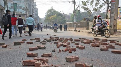 মাঠে আদালত স্থাপনের প্রতিবাদে ঢাকা আলিয়ার শিক্ষার্থীদের সড়ক অবরোধ