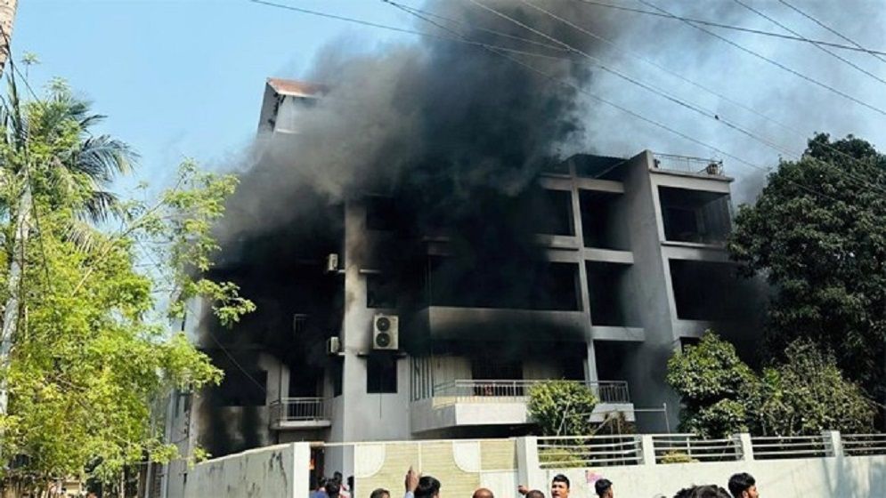 সাবেক পররাষ্ট্র প্রতিমন্ত্রীর বাসভবনে ভাঙচুর করে আগুন দিয়েছে বিক্ষুব্ধ জনতা