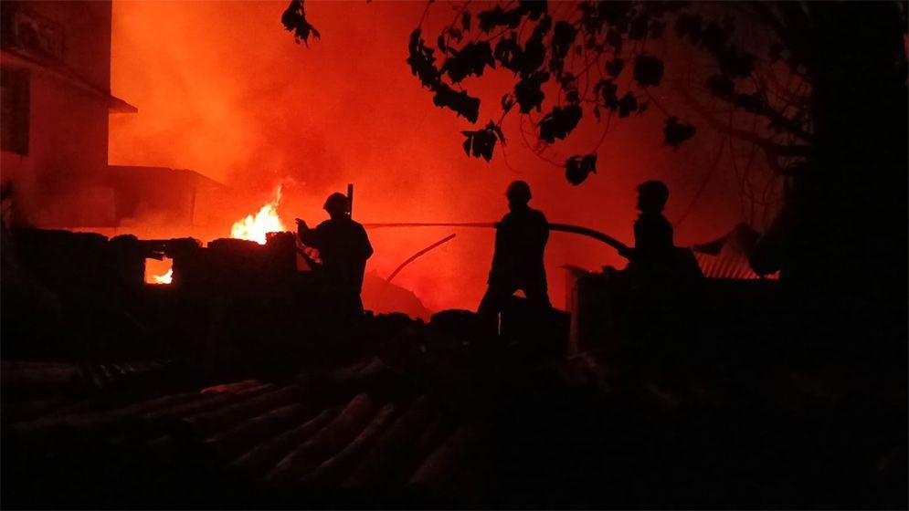 খিলগাঁওয়ের স-মিলে লাগা আগুন দুই ঘণ্টা পর নিয়ন্ত্রণে