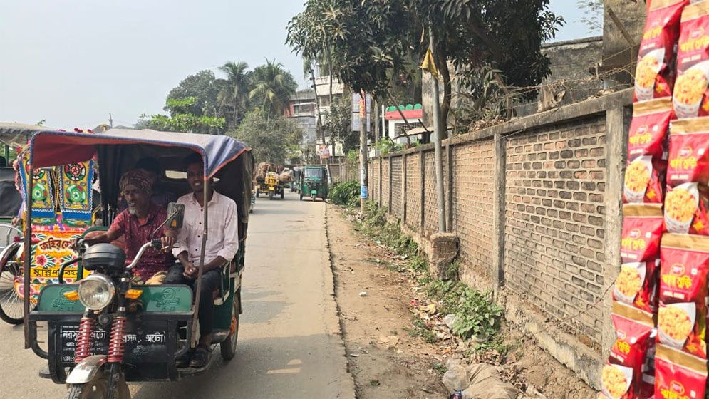 নির্মাণ হয়নি ড্রেন, কিশোরগঞ্জ জেনারেল হাসপাতালে রোগীদের দুর্ভোগ