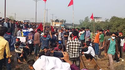 গাজীপুরে বিশ্ববিদ্যালয়ের নাম পরিবর্তনের দাবিতে রেলপথ অবরোধ