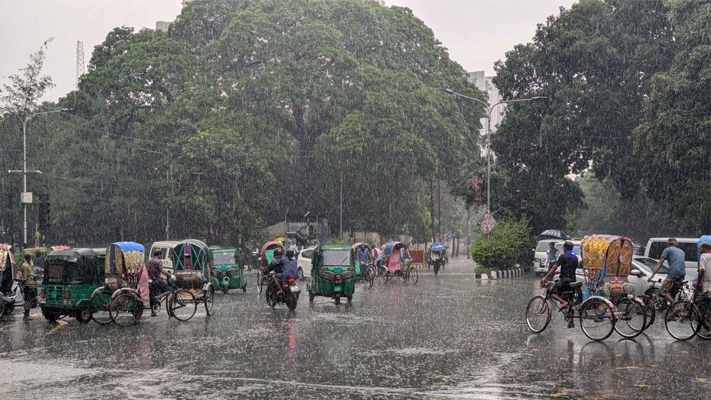 একপশলা বৃষ্টি ঝড়ল শহরজুড়ে