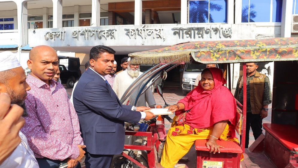 জীবন সংগ্রামে হার না মানা নাছিমার পাশে নারায়ণগঞ্জের মানবিক ডিসি