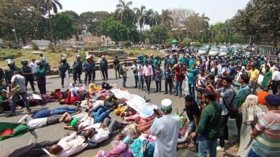 যমুনায় যেতে পুলিশের বাধা, সড়কে শুয়ে পড়েছেন শিক্ষকরা